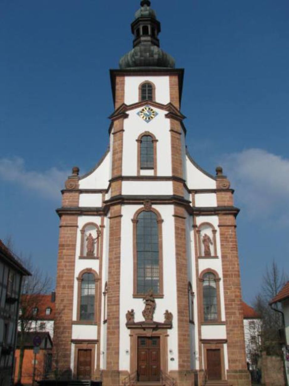 Auf dem Kirchplatz - rechts geht´s zum Bildungshaus